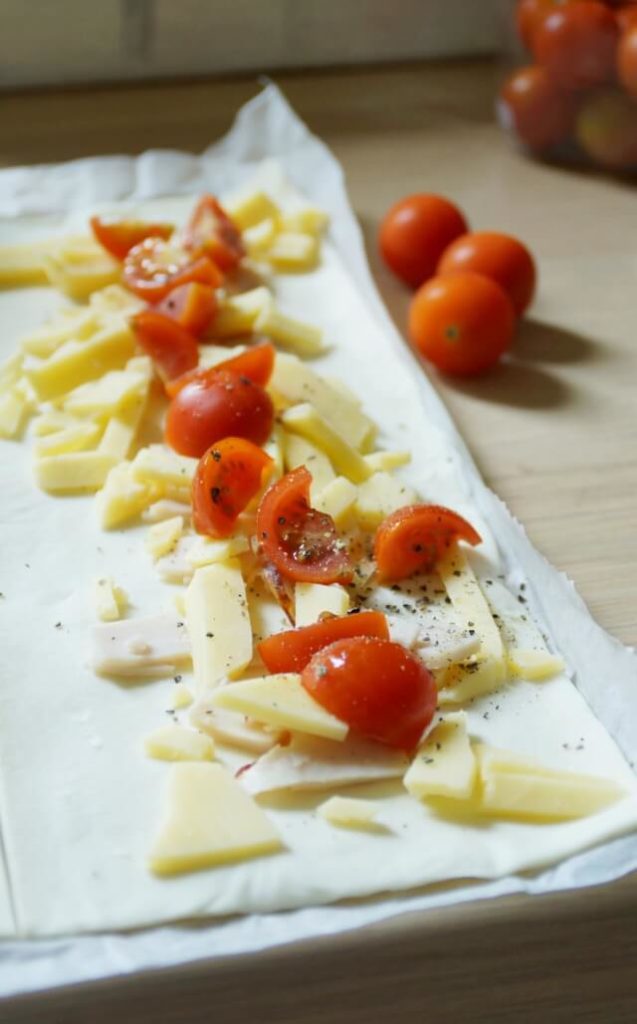 przygotowanie warzyw i sera żółtego do pieczenia w cieście na przekąskę