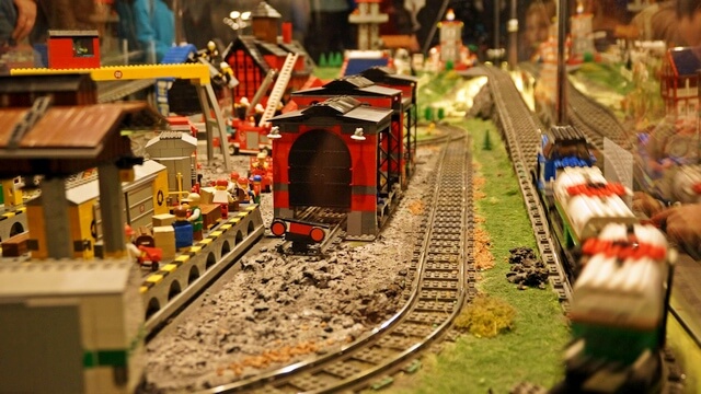 wystawa klocków lego, tory kolejowe i stacja