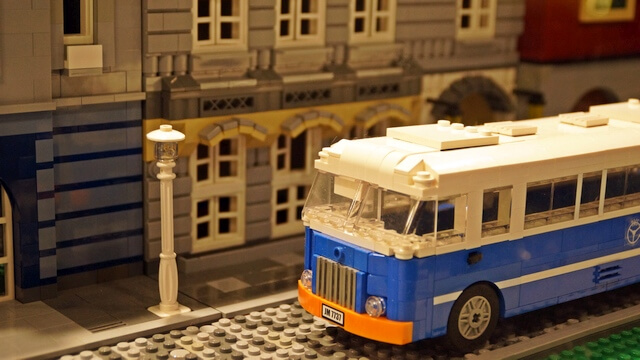 zabytkowy autobus z klocków lego