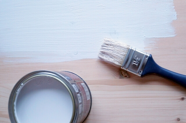 malowanie deski na biało farbą akrylową