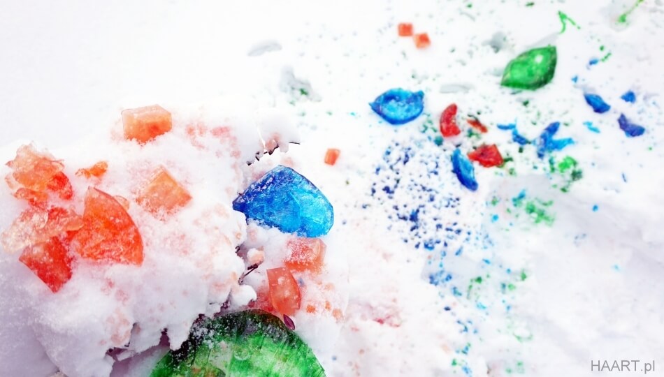 lodowe kule, zabawa z dzieckiem, zima w ogrodzie, barwniki, woda