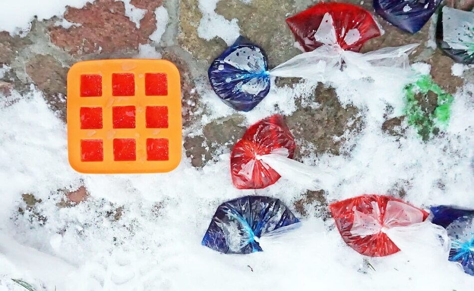 lodowe kostki z barwnikami spożywczymi, zabawa z dzieckiem zimą w ogrodzie diy