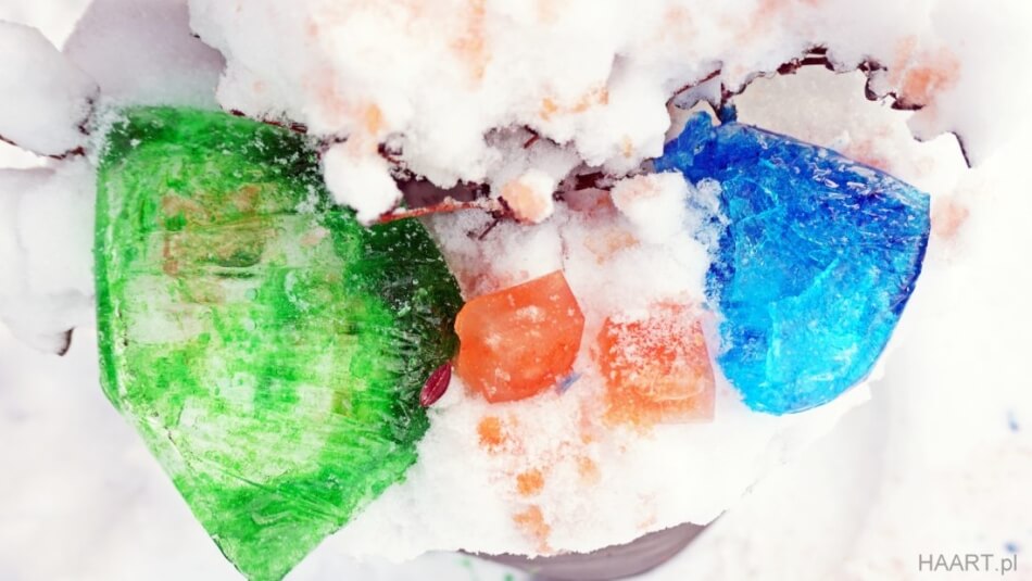 lodowe kule diy z barwnikami spożywczymi, zabawa w ogrodzie zimą z dzieckiem