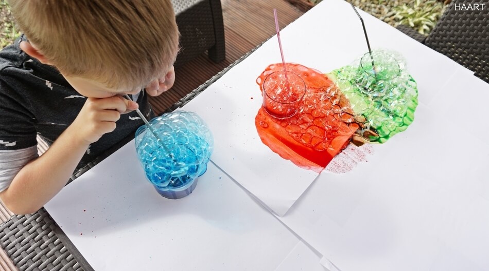 malowanie kolorowymi bańkami na papierze, barwniki spożywcze, zabawa dla dzieci diy