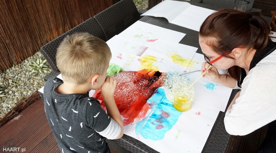 bańki mydlane, malowanie kolorowymi bańkami, zabawa dla dzieci diy
