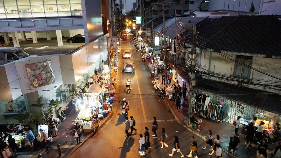 tajlandia samochodem na własną rękę ulica w bangkoku nocą