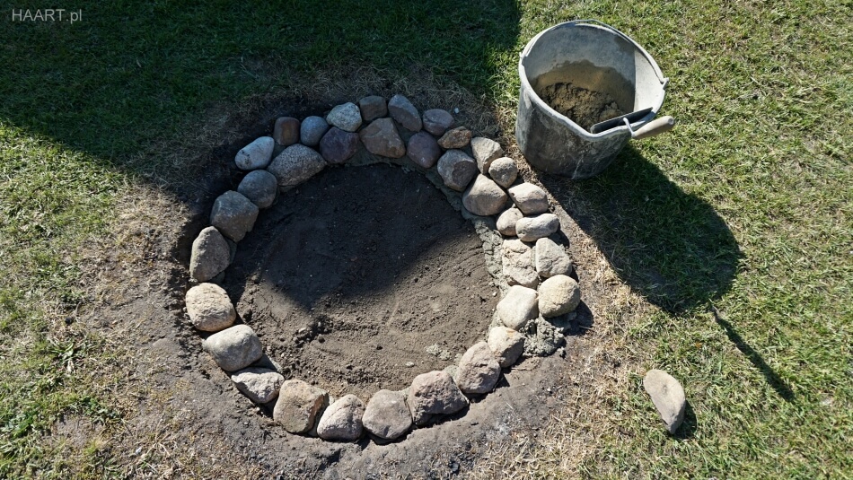 układanie kamieni polnych ognisko w ogrodzie