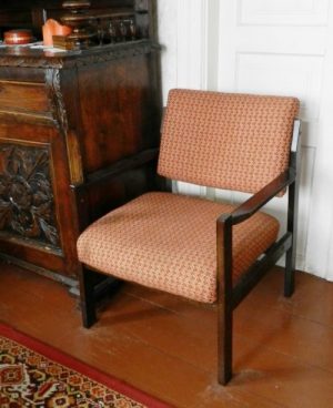stare krzesło z miękkim siedziskiem i oparciem