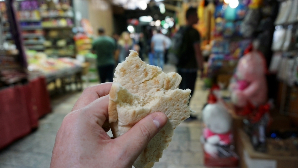 pszenna pita na ulicy w izraelu