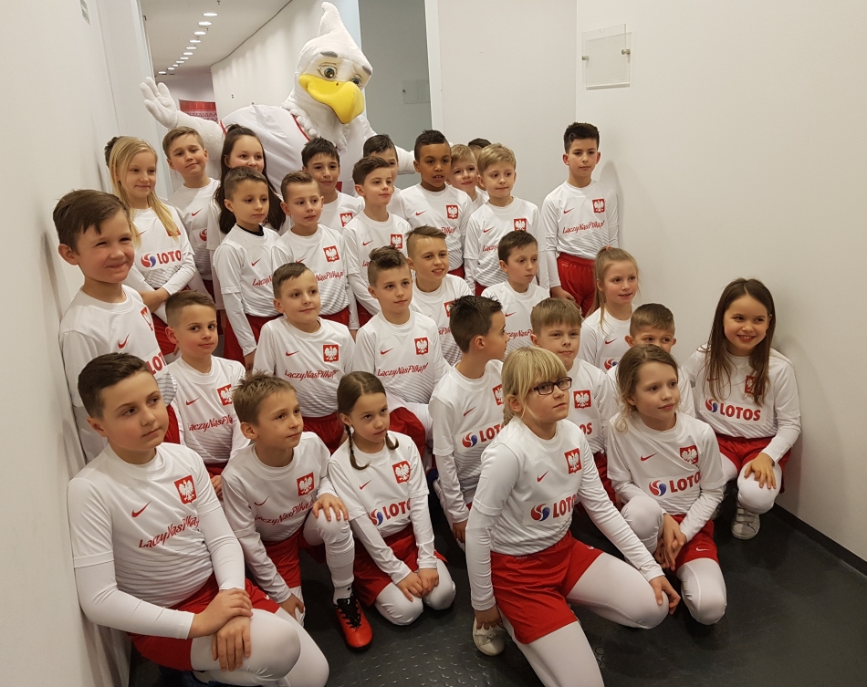 Dziecięca eskorta reprezentacji Polski w meczu Polska - Nigeria