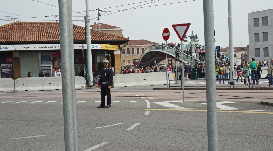 Wenecja policja na Piazzale Roma