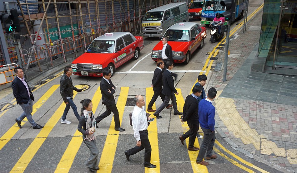 warszawa hong kong taxi taksówka na przejściu dla pieszych
