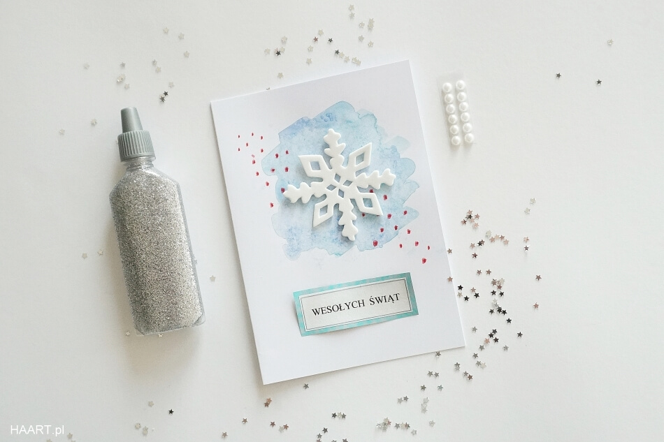 przyklejanie śnieżynki na kartki ze świątecznymi życzeniami