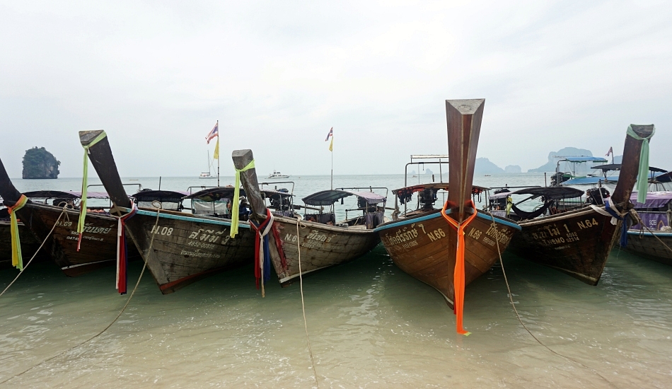tajlandia, long boat zacumowane przy brzegu