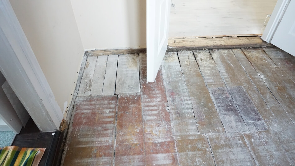 drewniana podłoga w starym domu uszkodzenia