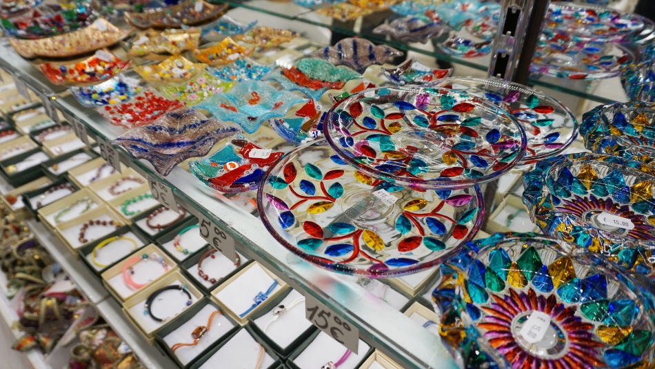 Ceny w Wenecji Kolorowe szkło weneckie talerze, szklanki, figurki