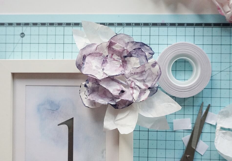 numerki na stół weselny z kwiatami z papieru diy