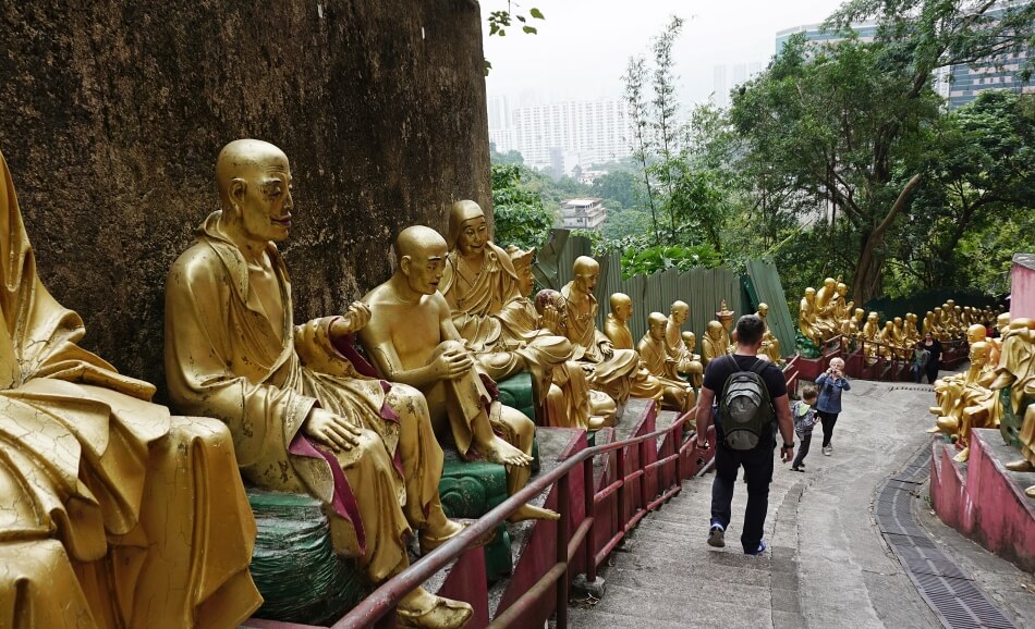 Posągi Buddy w świątyni 10000 buddów, hong kong