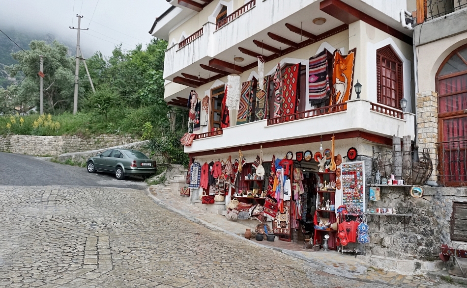 Miasteczko Kruja w Albanii, sklep z pamiątkami