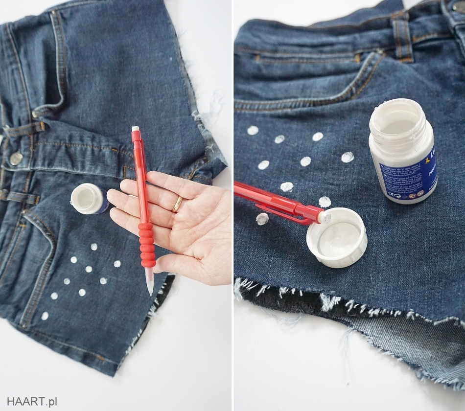 Malowanie kropek na jeansowych spodenkach
