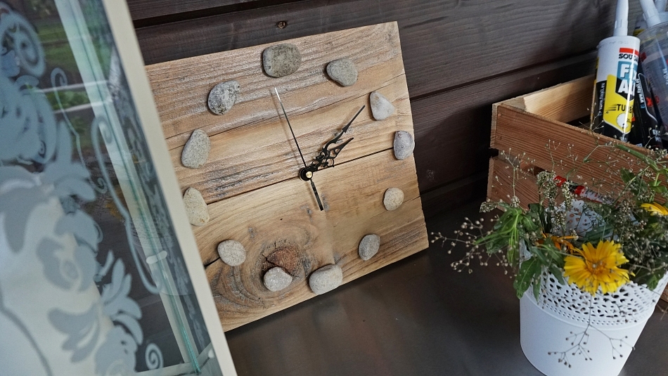 drewniany zegar z kamieniami