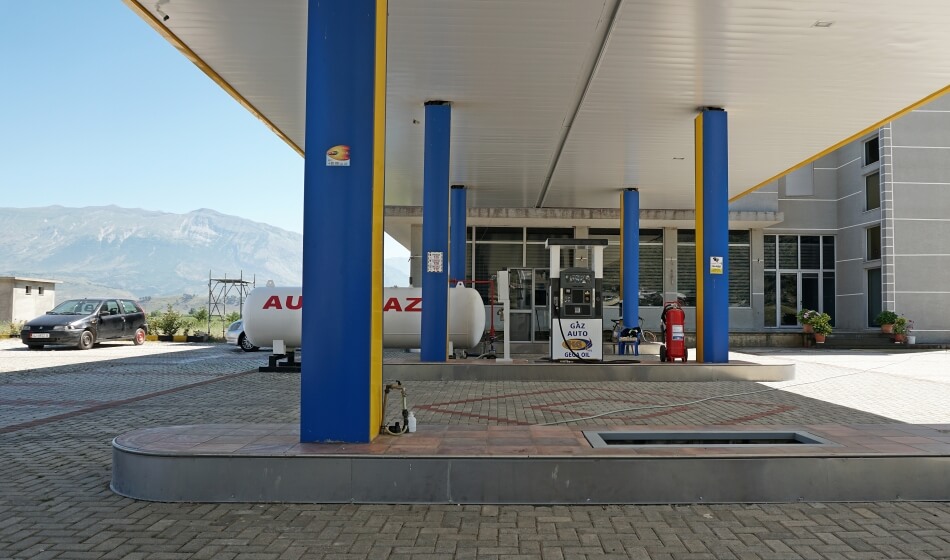 Stacja benzynowa w Albanii