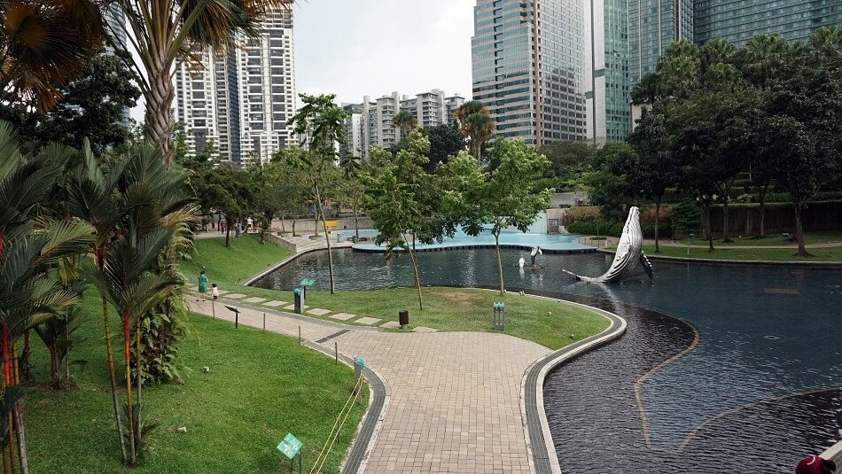 KLCC Park w Kuala Lumpur przy petronas towers