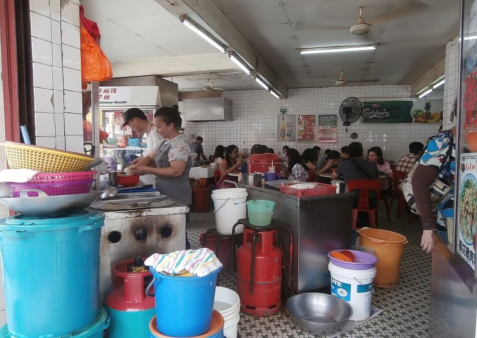 bar street food tłum ludzi kuala lumpur malezja zaplecze