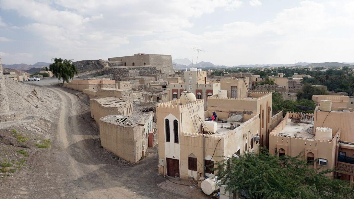 domy obok fort Bahla w Omanie 