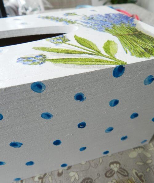 lawendowy chustecznik decoupage diy, błękitne kropki