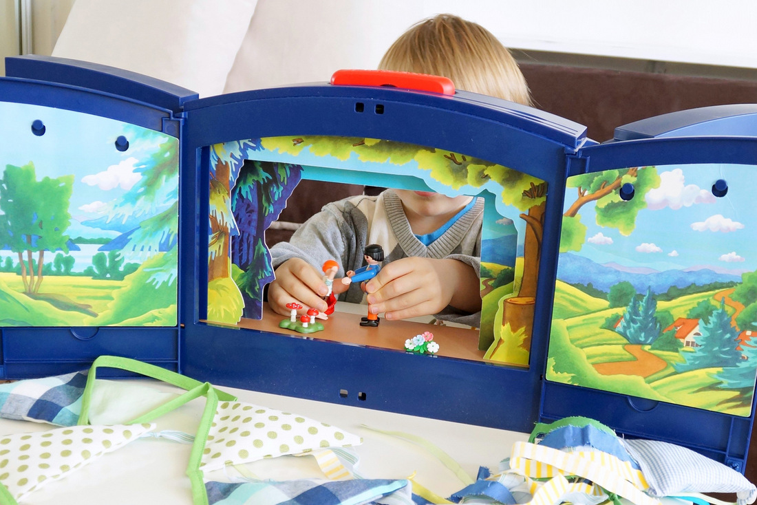 teatrzyk playmobil, zabawa z dziećmi w domu