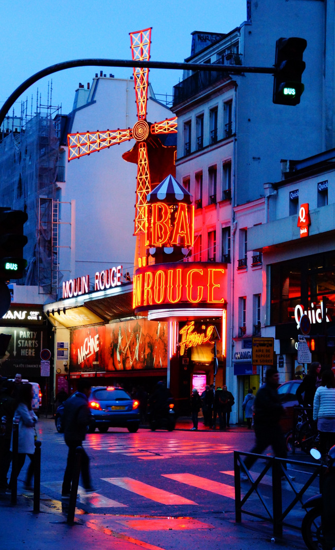 moulin rouge, paryż, po zmierzchu