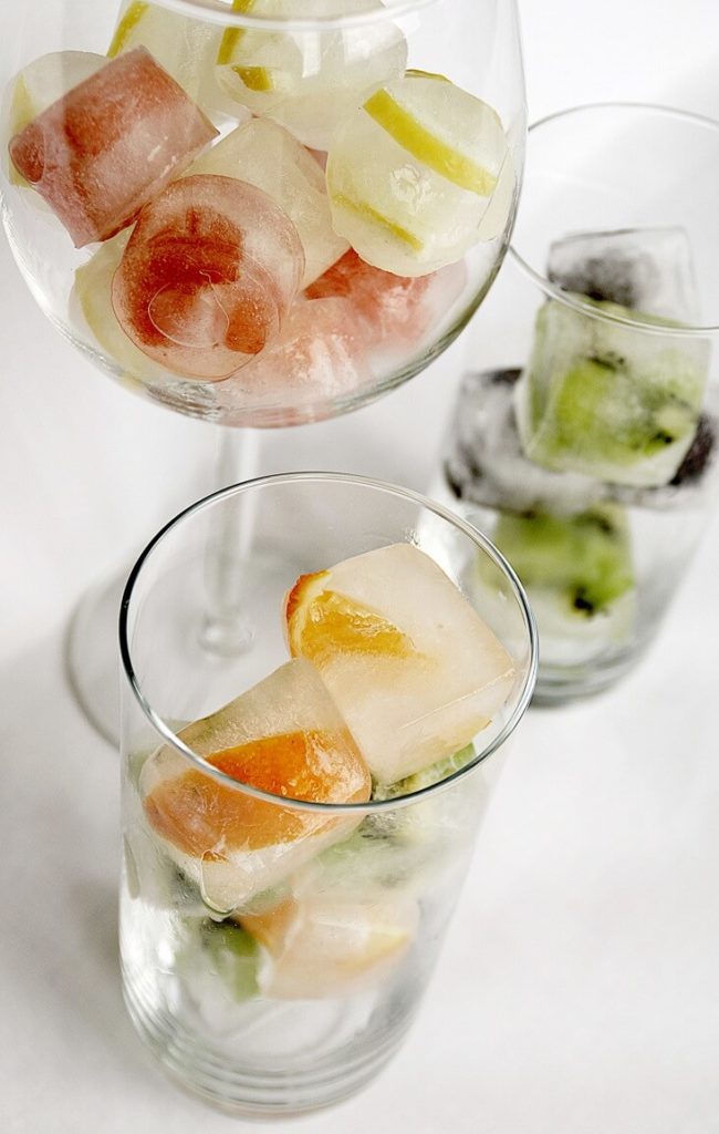 kostki lodu z owocami w szklankach