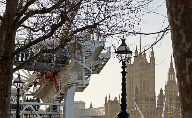 widok na london eye i parlament w londynie