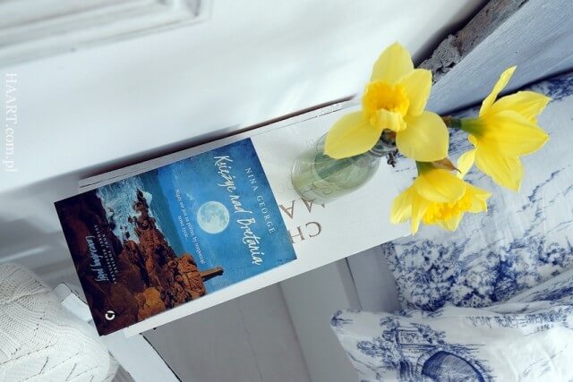 księżyc nad bretanią książka w sypialni