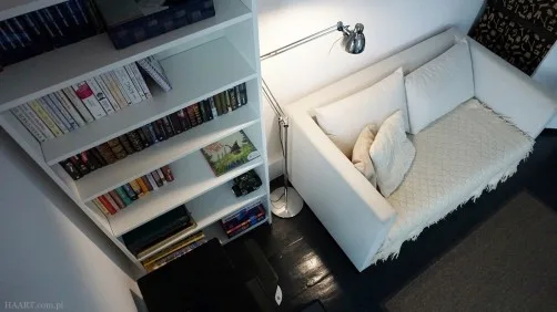 przechodni pokój, stary dom, schody na poddasze, aranżacja, pracownia, sofa ikea - haart.pl blog diy zrób to sam