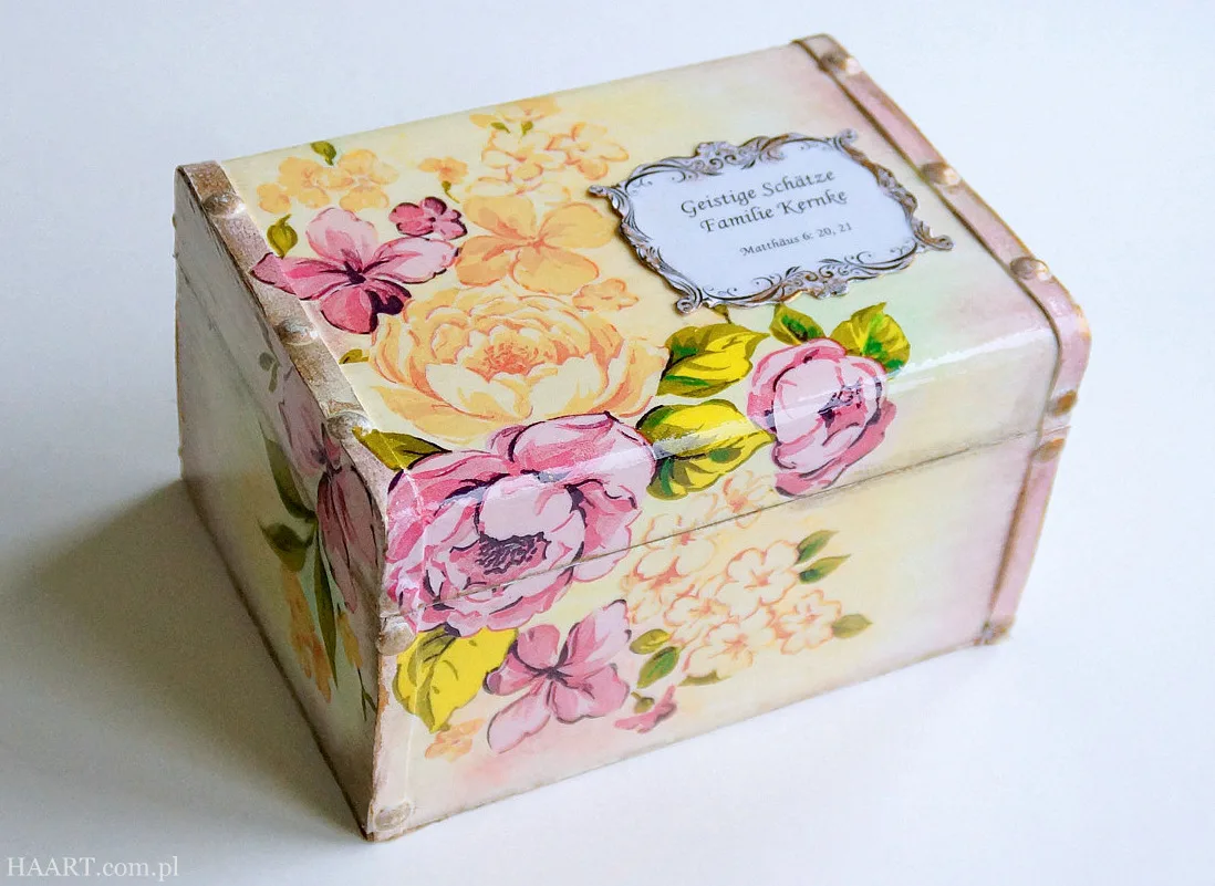decoupage krok po kroku, instrukcja, drewniana skrzyneczka, naklejanie wzorów, lakierowanie - haart.pl blog diy zrób to sam
