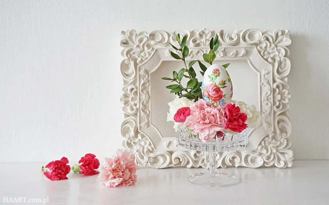 jak zrobić stroik wielkanocny, bukszpan, goździki, świeże kwiaty, jajko decoupage, instrukcja krok po kroku - haart.pl blog diy zrób to sam