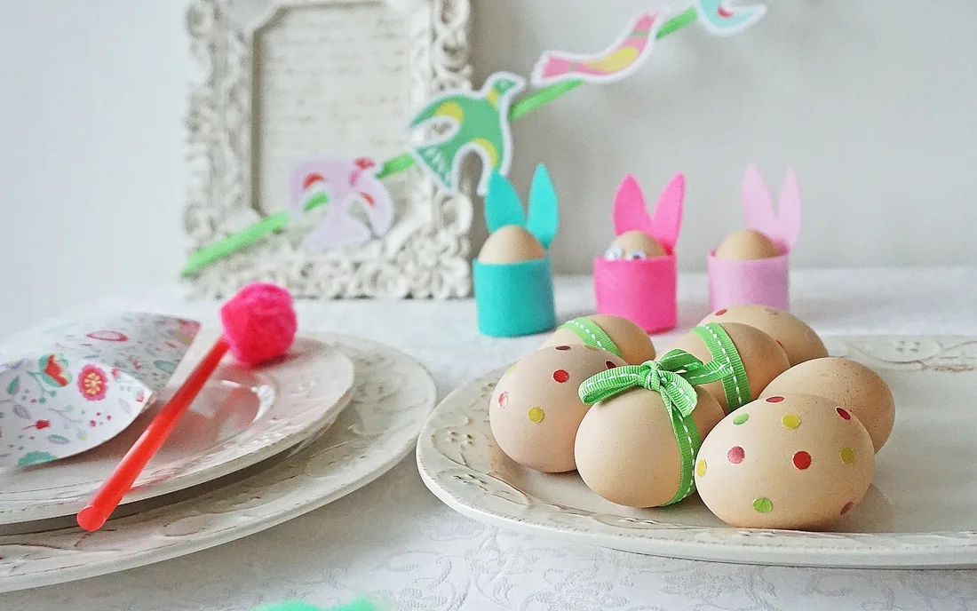 wielkanocne dekoracje diy, 5 pomysłów, pisanki, zajączek wielkanocny, girlanda, słomki z pomponami, instrukcja krok po kroku - haart.pl blog diy zrób to sam