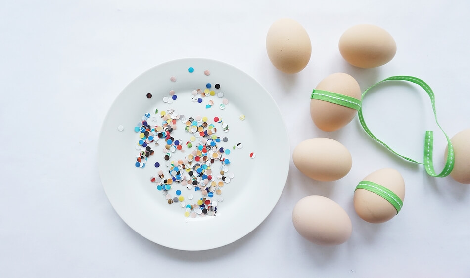 wielkanocne dekoracje diy jajka z brokatem pisanki