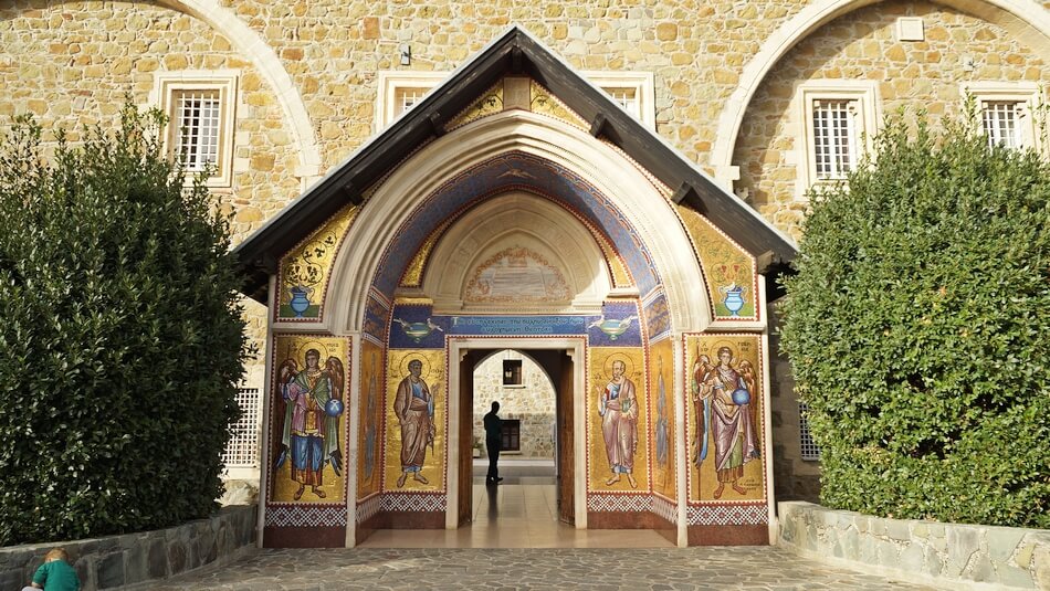 klasztor kykkos w górach troodos na cyprze, wejście