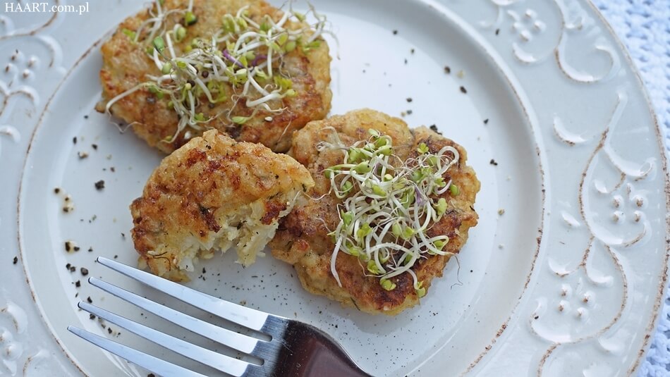 kotleciki z kalafiora z ryżem i kiełkami, danie wegetariańskie
