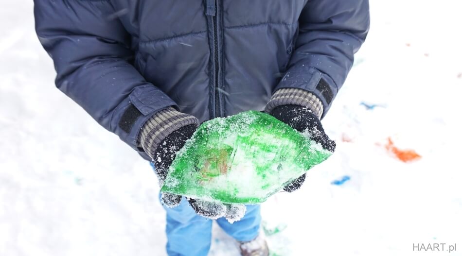 zimowe zabawy z dzieckiem w ogrodzie, lodowe kule kolorowe