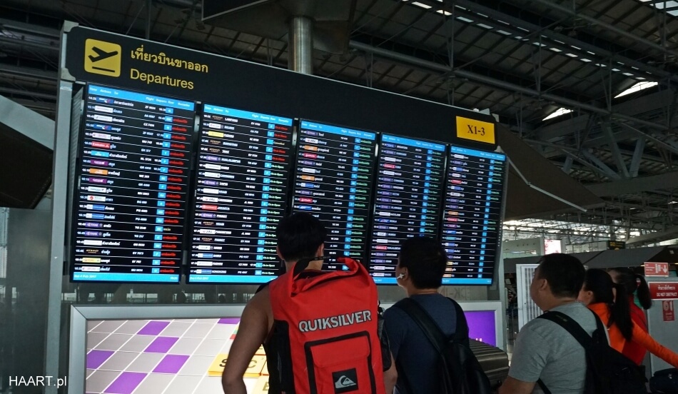 bangkok suvarnabhumi airport lotnisko hala odlotów tablica informacyjna