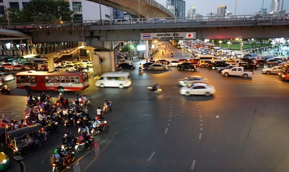 tajlandia na własną rękę skrzyżowanie w bangkoku w godzinach szczytu