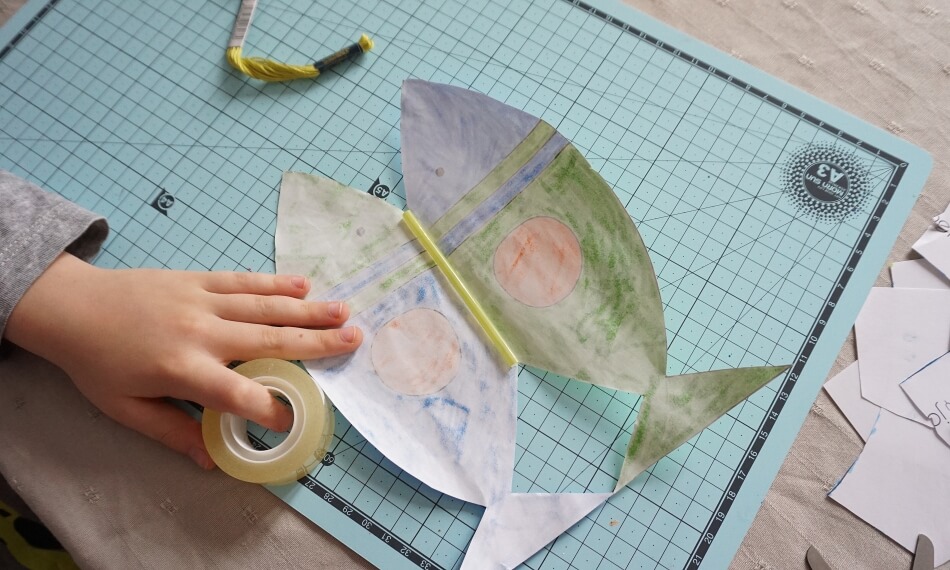 sklejanie szablonu zabawka dla dziecka latająca papierowa rybka