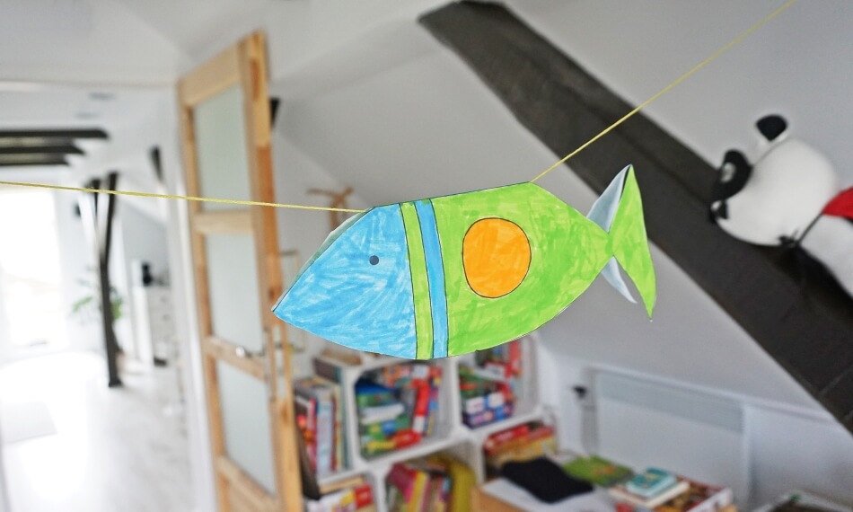 papierowa rybka latająca na sznurku diy zabawka dla dziecka