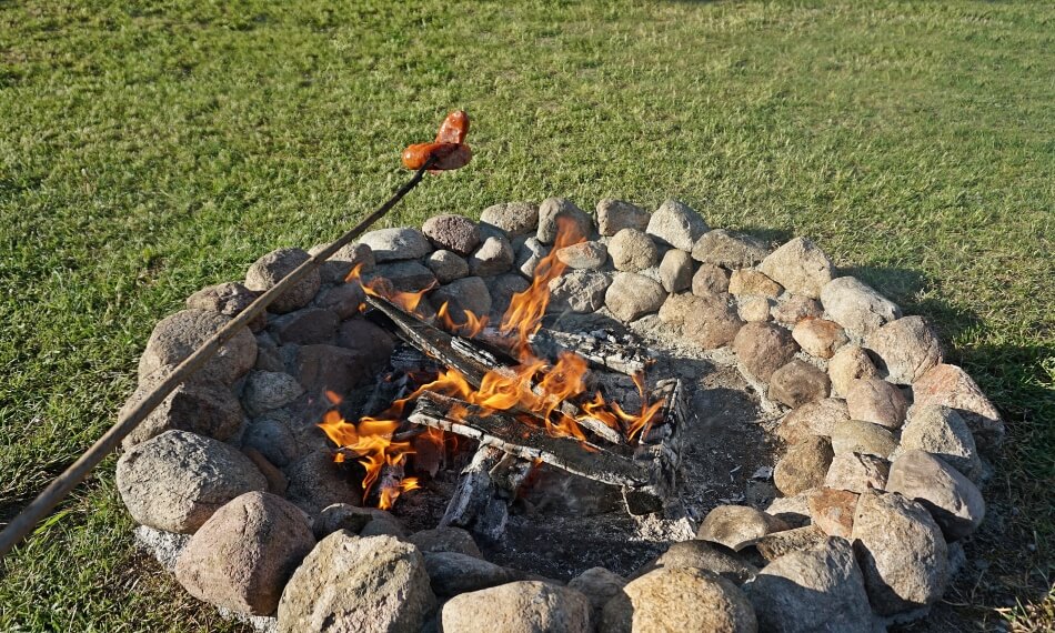 ognisko w ogrodzie kiełbaski na patyku