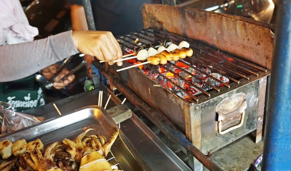tajlandia street food jedzenie na patyku przekąski grillowane