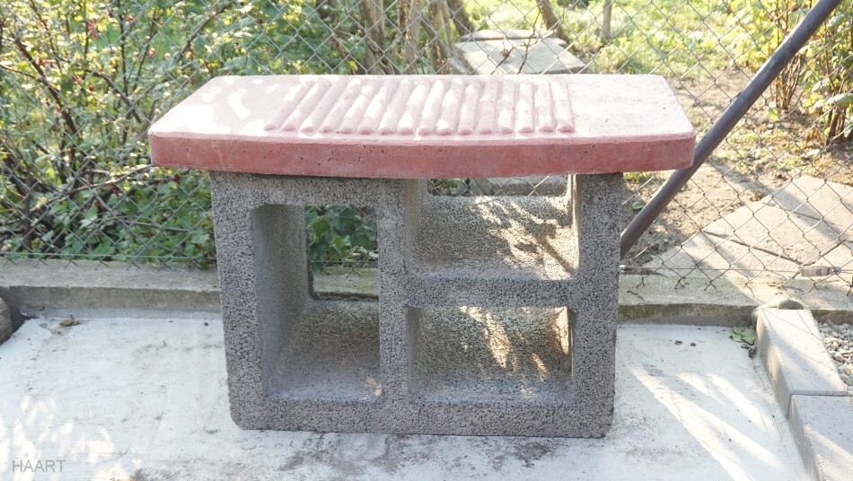 betonowy grill w ogrodzie, montaż blatu